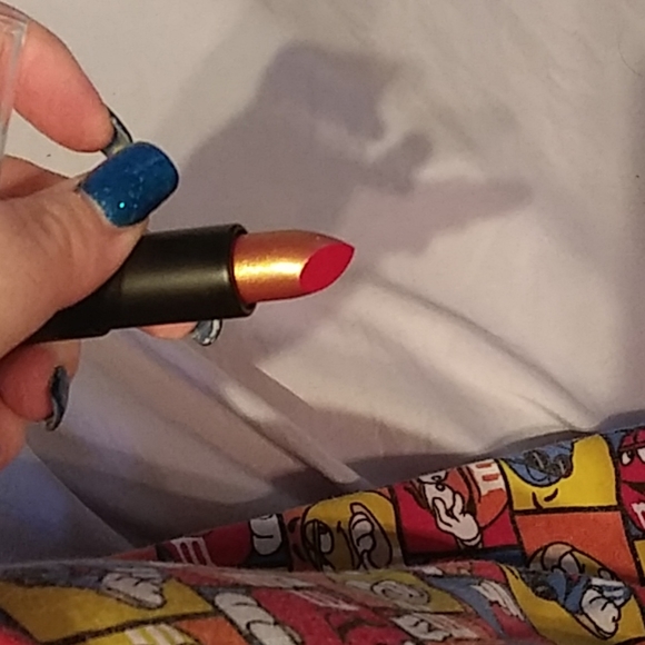 Lipstick - Picture 3 of 4